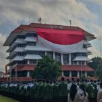 MAPALA UPN “Veteran” Yogyakarta Kibarkan Bendera Merah Putih di Gedung Rektorat
